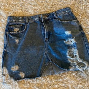 Jeanskjol  - Jeanskjol från Zara i storlek M, fint skick.