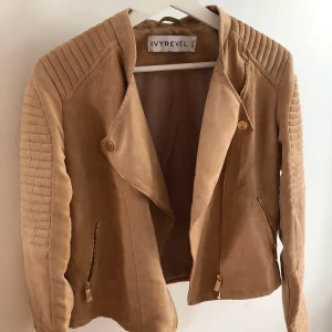 IVYREVEL jacka  - Mocka jacka i brun/beige , från märket IVYREVEL