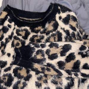 Leopard tröja ifrån märket Soaked, storlek L men jag är en xs-s och den passar bra på mig. 