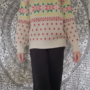Stickad tröja 🤩 - Helt underbar stickad vintage tröja i ullblandning. Är som en S ungefär, sitter inte tight utan skönt på mig med S. Från vintagemärket impuls.  L 61cm. B 51cmx2. Stretchig.   250kr pp 63kr spårbart