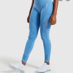 Gymshark  - Säljer mina blå gymshark då dem inte längre kommer till användning, en matchande topp ingår också i priset! Byxorna är använd men vid ett fåtal gånger dem sitter helt perfekt!:) 