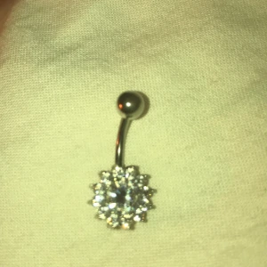 Navelpiercing - Oanvänd navelpiercing från Glitter. Väldigt fin.