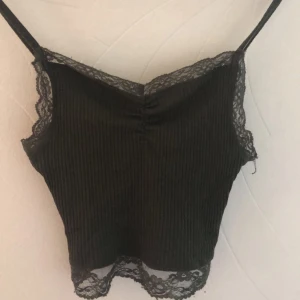 Grönt spets linne - Säljer detta gröna spets linne då de ej kommer till anvädning!