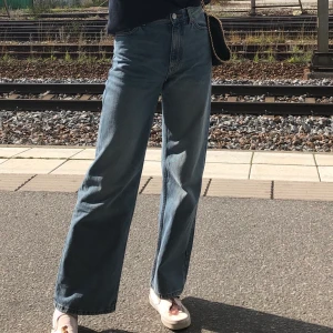 monki jeans - superfina jeans i modellen yoko från monki som tyvärr blivit för korta, som i nyskick💓 köparen står för frakt!