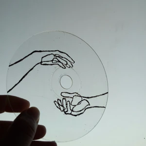 MÅLAD CD-SKIVA 💕 - säljer denna super söta CD skiva som jag själv har målat! den är transparant med ett minimalistiskt design på, skitfin att ha som inredning i rummet 💕💫 bjuder såklart på frakten!