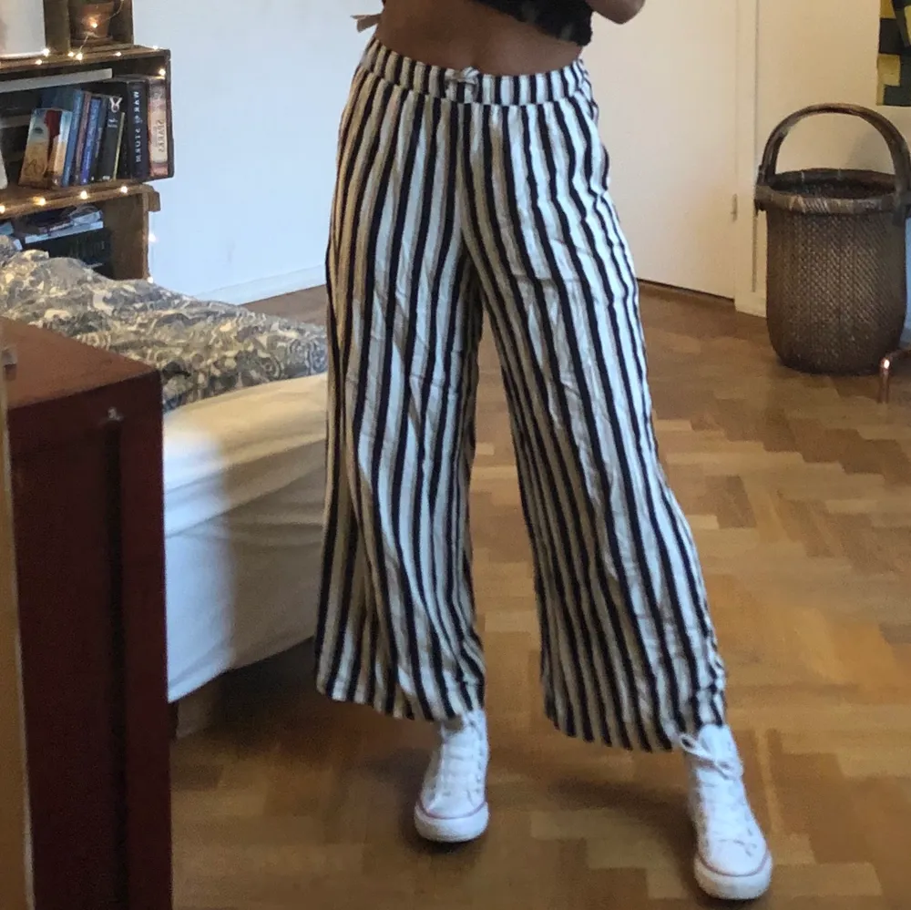 Jättesköna (!!!) striped flowy pants från weekday. Färgerna är svart, vit & beige & passar till allt. Kan både bäras  low waist & high waist. Stretchig midja. . Jeans & Byxor.