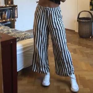 Jättesköna (!!!) striped flowy pants från weekday. Färgerna är svart, vit & beige & passar till allt. Kan både bäras  low waist & high waist. Stretchig midja. 