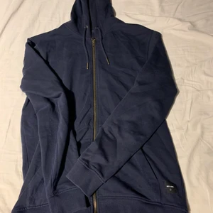 Blå hoodie - Snygg blå dragkedje hoodie från only and sons som är sparsamt använd