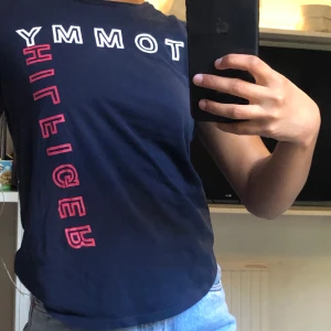 Tommy hilfiger t-shirt - Tommy hilfiger tshirt från kidsbrandstore i super skick. Kan mötas upp i uppsala annars tillkommer frakt💓