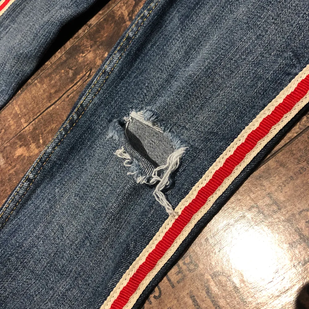 Skitsnygga och bekväma jeans från ZARA. Byxorna är i strl 36 men jag tycker att dom känns mindre så skulle säga en stretchig 32/34. Köptes för 400kr i butik. Använda Max 2 gånger . Jeans & Byxor.