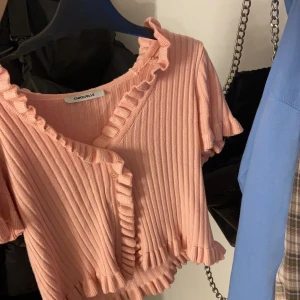 Chiquelle topp - Säljer denna snygga topp från chiquelle som jag har köpt för 400 men säljer den nu för 200🥺 men om fler är intresserade blir det budgivning i kommentarerna 🥰 jag har knappt använt den och du betalar frakt❤️