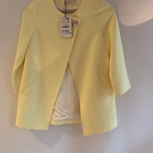 Gul kavaj. Strl 152 - Jättefin gul kavaj från zara. Strl 152. (Inte använd) 199kr