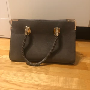 Fin grå väska med gulddetaljer  - Använd sparsamt, köparen står för frakt 