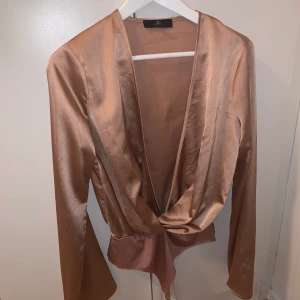 Uringad body silke - Body i silkesmaterial från Missguided. Aldrig använd