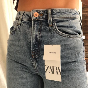 Zara jeans - Snygga slim flare jeans med vented hems från Zara.🥰 Storlek 36. De är helt oanvända, enbart testade, då de tyvärr var för små på mig. De är även slutsålda på hemsidadan. Budgivning avslutas 4e September kl. 13:00💕 frakt på 80 kr tillkommer