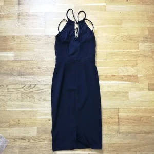 Snygg klänning  - Super fin klänning som inte kommit till användning, maxt använt 2-3gånger❤️ Frakt tillkommer 