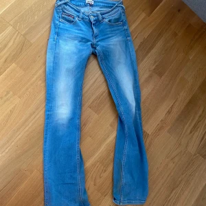 Tommy hilfiger - Stolek 24/32 längd, världens bästa bootcut byxor !!! Lågmidjade och bra skick!! Inköpta för 2-3 år sedan för ca 1200, säljer pga inte passar längre... köparen står för frakten⭐️