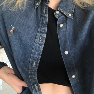 ralph laurent skjorta - Ralph Laurent jeansskjorta köpt på NK för 1299kr, aldrig använt. Köpte large då jag ville att den skulle vara oversized. Möts i norrköping eller fraktar för 49kr. ❤️