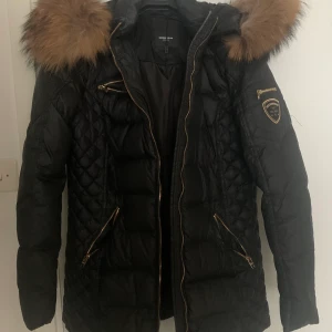 Rockandblue jacka - En äkta rockandblue jacka, i fint skick, inte använd alls för många gånger, priset går att diskutera. VÄLDIGT FINT SKICK!