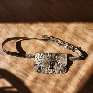 Midjeväska "snakeskin"  - Midjeväska i snakeskin mönster. Knappt använd 🌻