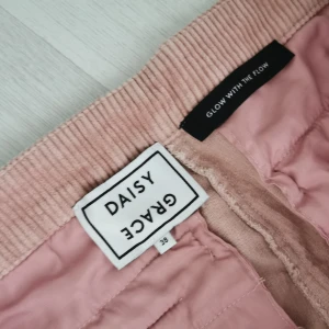 Daisy Grace rosa manchesterbyxor - Manchesterbyxor från Daisy Grace säljes i mycket fint skick. Endast använda ett fåtal gånger då byxorna tyvärr inte passar längre. Säljes för 150 kr inkl. frakt. 