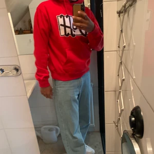 Vintage Simpson duff hoodie - Sitter väldigt snyggt på! Enda negativa är liten spricka på trycket men inget man ser om man inte tar en närmare titt. Storleken är XL men sitter som en small. Är öppen för bud