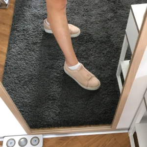 Platå sneaker i skinn från depeche  - Ett par rosa platåsneakers i strl 38 i bra skick men med vissa smutsfläckar. Det är äkta skinn och de är två år gamla. Skon är hel.  Köpare betalar frakt (ca 70kr)
