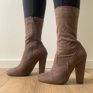 Beiga mocka imiterade boots  - Aldrig använda mocka imiterade boots klackar. Storlek 38. Orättvis bild då mocka är svårt att fota. 