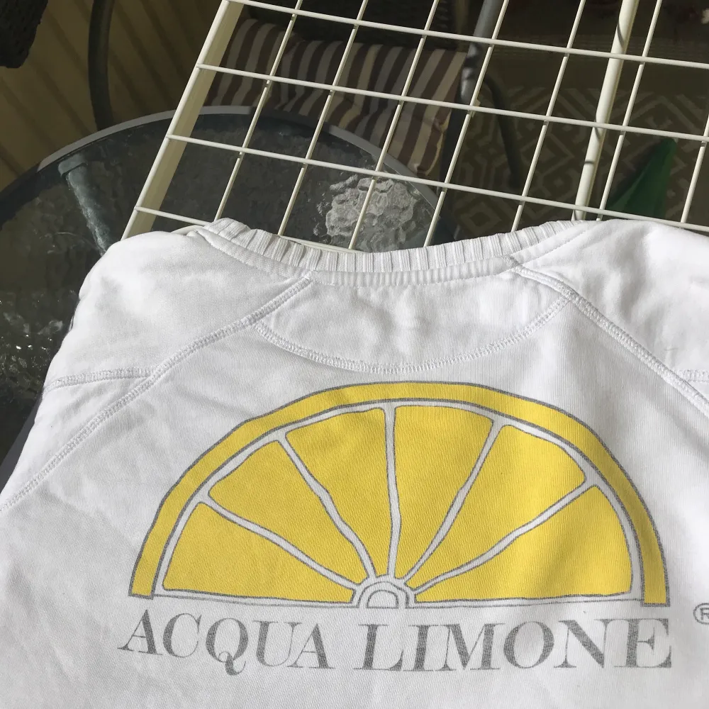 Säljer min pojkväns vita Aqua Limonetröja då han inte använder den längre. Jag har använt den som oversized någon gång vilket funkar svinbra! Använd men i fint skick!. Tröjor & Koftor.