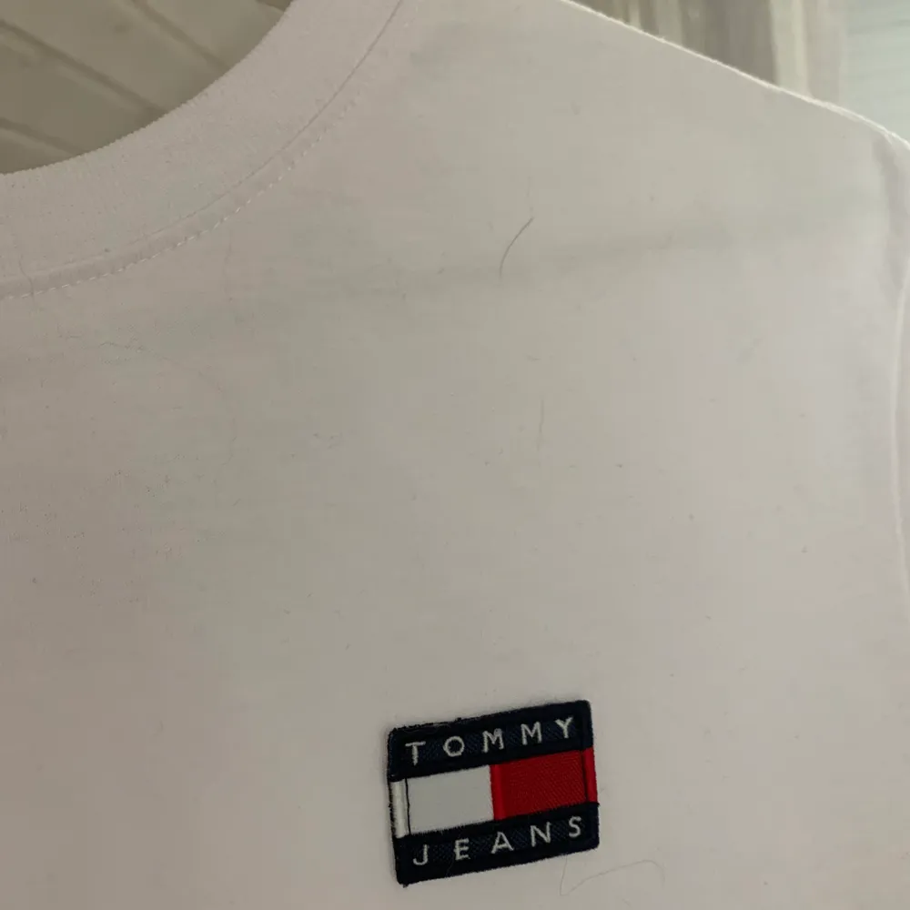 Superfin basic t shirt från Tommy Hilfiger💞 Storlek M och har bra passform! Använd ett fåtal gånger och skicket är väldigt bra🤩 (pris kan diskuteras). T-shirts.