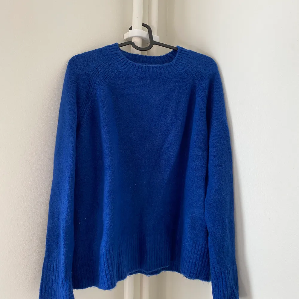 Mysig stickad tröja i fin blå färg. Skickas mot fraktkostnad, går även att mötas upp i Halmstad . Stickat.