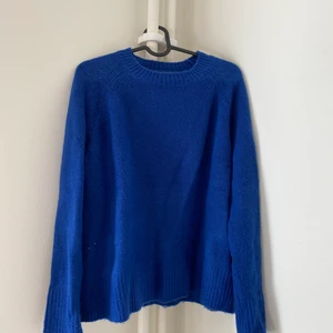 Stickad tröja från Mango - Mysig stickad tröja i fin blå färg. Skickas mot fraktkostnad, går även att mötas upp i Halmstad 