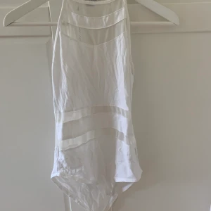 Body från new yoker - Knappt använd body strl small. Super fint skick. Xs-m kan ha den.