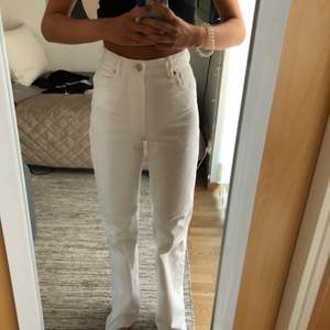 Zara jeans i modellen ”Wide leg”. Köpte två storlekar så säljer nu det andra paret. Fraktar eller möts upp i Stockholmsområdet.
