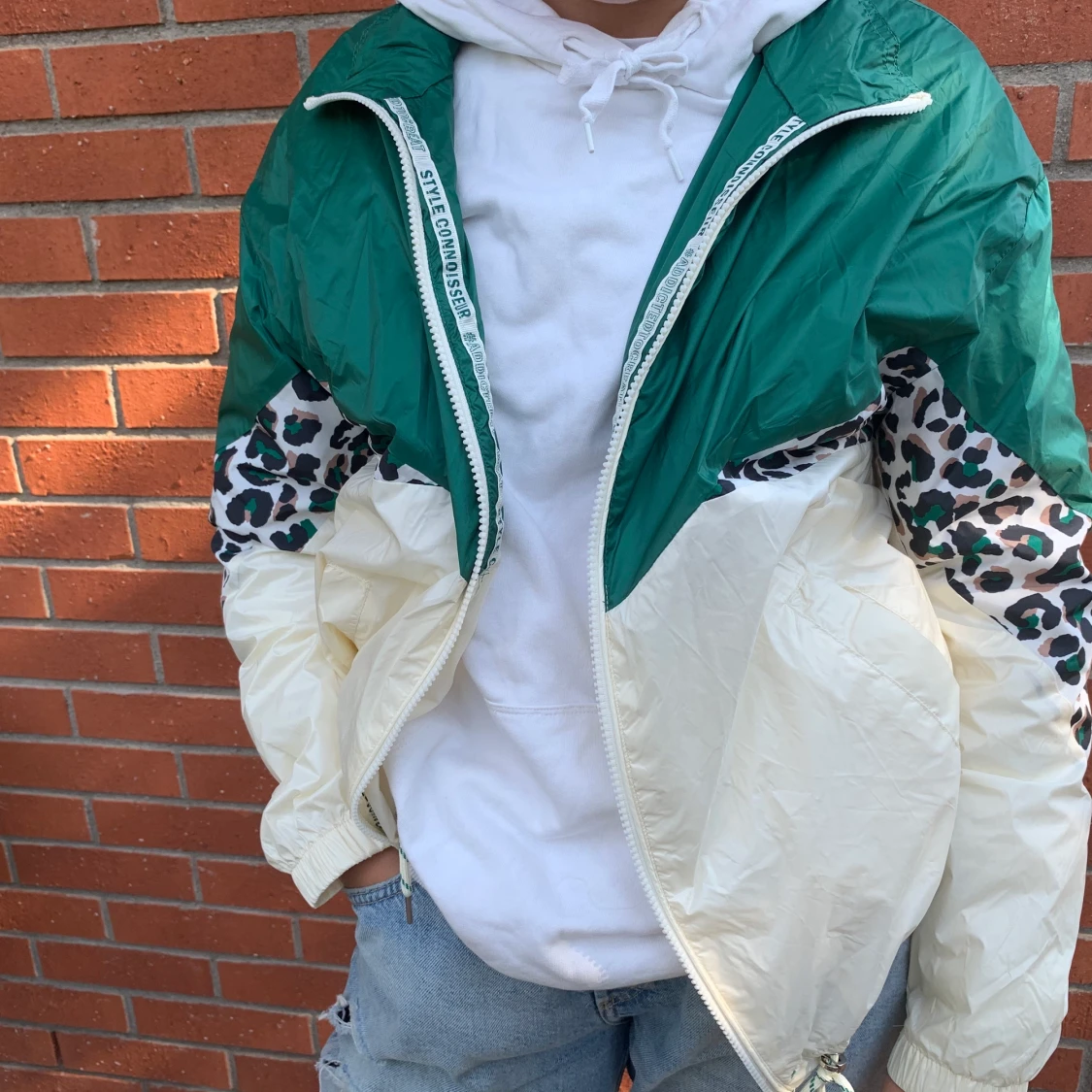 Tunn jacka i grön, beige och leopard 