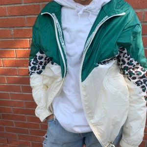 Tunn jacka i grön, beige och leopard  - Tunn ”prassel” jacka med fickor, dragkedja och med möjlighet att dra ihop nertill. Typ aldrig använd pga fel storlek. Du står för frakten:)