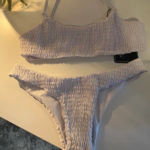 Bikini  - Säljer en super söt vit bikini från zaful som tyvärr aldrig kommit till användning! Köpte den för ca 120 kr o säljer för 70, andra bilden är tagen från hemsidan men det är dock inte den gula jag säljer, utan som sagt den vita!💘