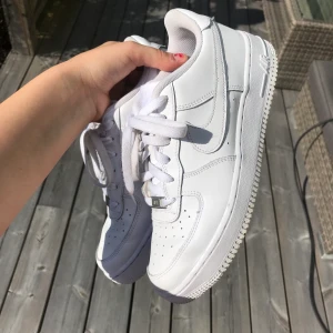Air force 1 - Säljer mina air force 1 i storlek 39. Har använt de 2 gånger och skorna är fortfarande helt vita😍