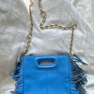 MAJE väska🐬 - Säljer min MAJE väska som är i nyskick och använd Max 4 ggr. Båda banden finns kvar, en kortare kedja och ett längre blått band. Nypris runt 2500kr mitt pris 1000kr😍😃.