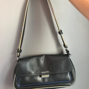 Wrangler väska - Fin wrangler väska. Köpt second hand men är i väldigt bra skick. Behöver tyvärr sälja den pga pengarbrist. Om flera är intresserade så blir det budgivning i kommentarerna. 