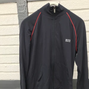 Hugo Boss zip-tröja använd 5 gånger! Strl S-M - Hugo Boss tröja med mjukt och lätt material. Använd 5 gånger.