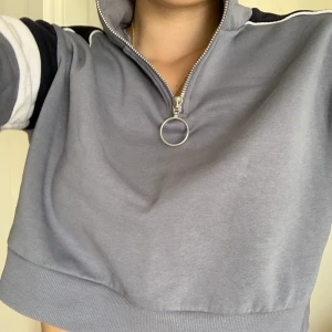 Munktröja från H&M - Längd:magen, normal passform. Inkl frakt