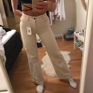 Vida byxor - Vida byxor från Bershka som endast är provade. Säljer då det ej var min stil. Storlek 36 och jag är 1.68. Köparen står för frakten!