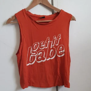 Tank top | S - En orange Tank Top med vit text i storlek S                            (Köpare betalar frakt)