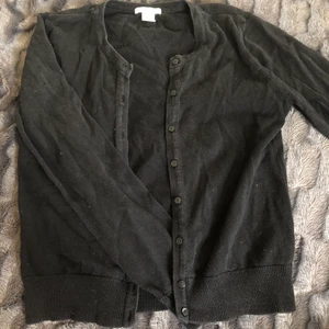 Kofta - H&m kofta i svart ser gråaktig ut på bilden men är helsvart i verkligheten, använd nån enstaka gång