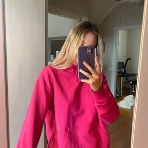 Rosa hoodie - En jätte snygg rosa hoodie köpt på carlings! Storlek S och materialet är någorlunda tunnare.. Om många är intresserade säljs den till högst bud! Högsta bud: 160kr 