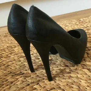  - klackhöjd 13 cm.
platå 2 cm.

nästintill oanvända. köpt på nelly