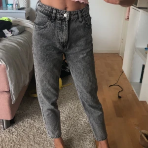 zara jeans - fina jeans som är använda enstaka gång då de är lite stora i midjan! köparen står för frakt💕💕
