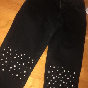 Jeans från NA-KD  - Helt oanvända jeans med pärlor på från NA-KD!