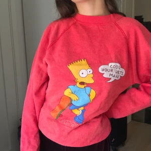 Bart Simpson Sweater - Unik vintage orange-röd sweater med Simpson tryck från 90-talet🤩 Trycket har lite sprickor men det ser bara coolt ut tycker jag! Står storlek 14-16 (år) men passar som en S😋 Frakt 50kr💓